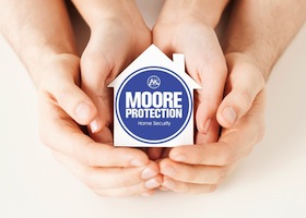 concepto de seguridad inmobiliaria y hogar familiar - imagen de primer plano de manos masculinas y femeninas sosteniendo una casa de papel blanco con candado azul