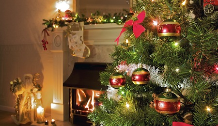 árbol de navidad en casa sala de estar con chimenea