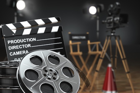 Video, película, concepto de cine.  Cámara retro, carretes, claqueta y silla de director.  3d